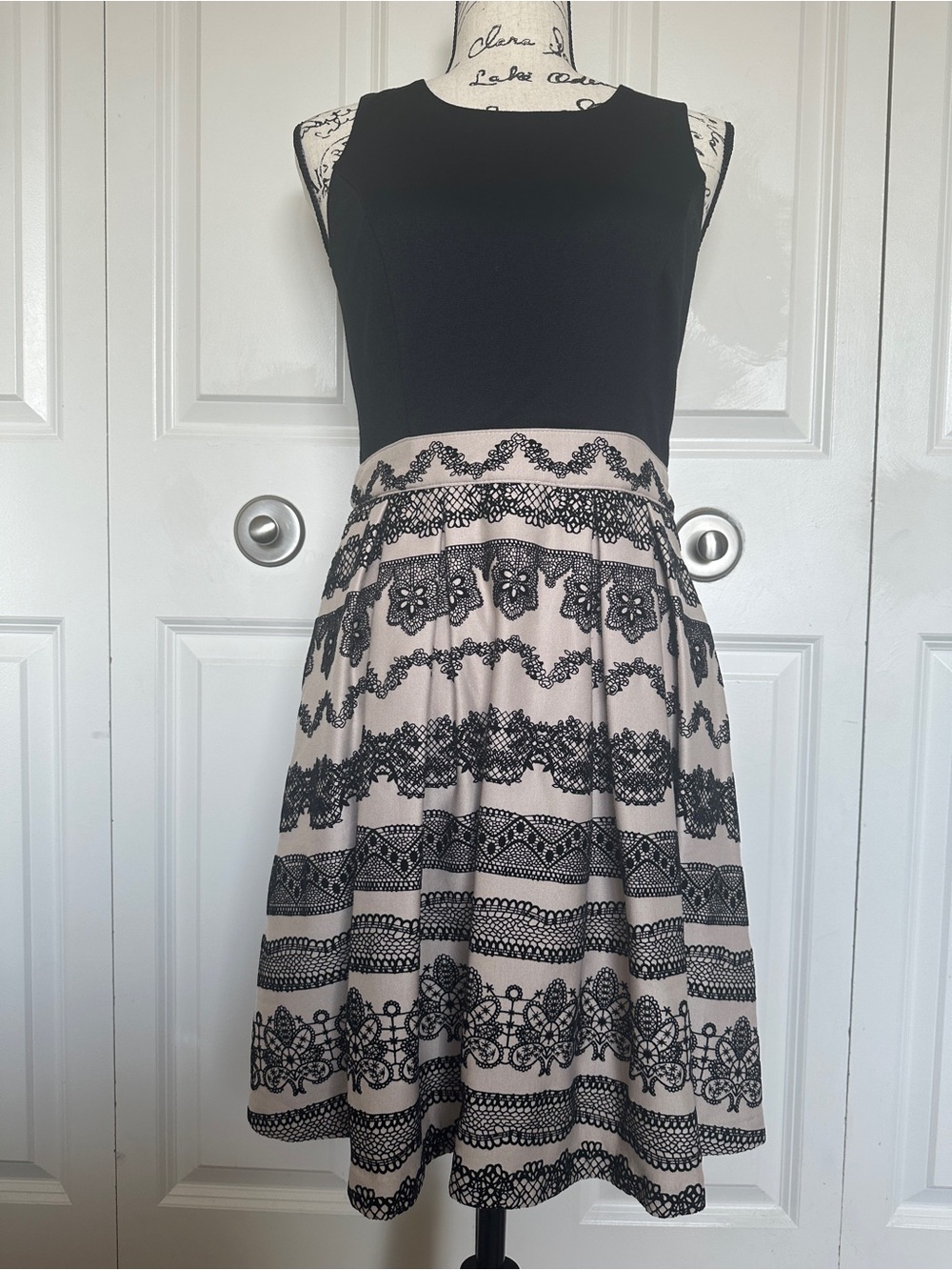 ELLE Black Beige Floral Fit & Flare Dress Sleeveless Round Neck Knee Length 6